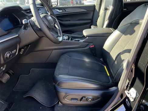 New 2025 Jeep Grand Cherokee L Altitude image 13