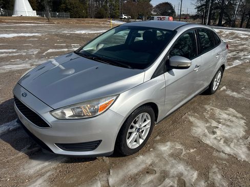Used 2016 Ford Focus SE image 2