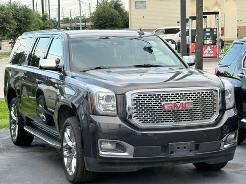Used 2017 GMC Yukon XL SLT AWD/4WD image 3