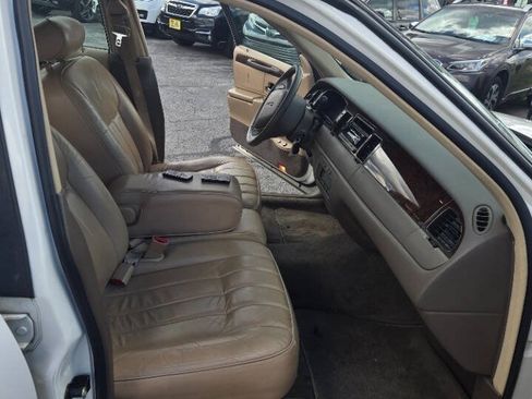 Used 1998 Lincoln Town Car Executive RWD image 16
