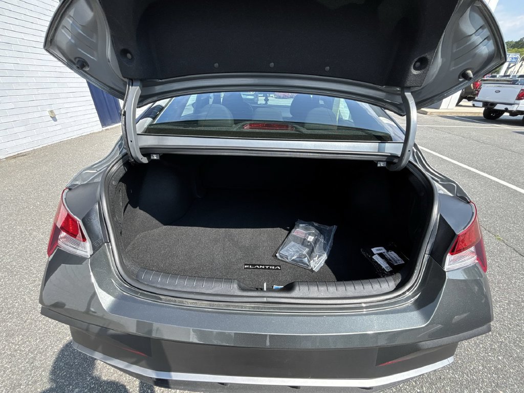 Used 2025 Hyundai Elantra Sport FWD image 19