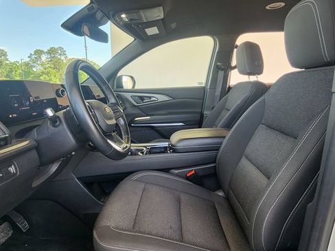 Used 2024 Chevrolet Traverse LT FWD image 17
