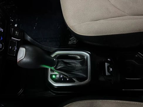 Used 2018 Jeep Renegade Latitude w/ Popular Equipment Group FWD image 11