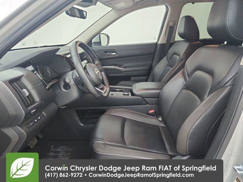Used 2025 Nissan Pathfinder SL image 19