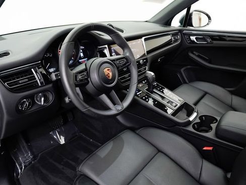 Certified 2025 Porsche Macan AWD/4WD image 35