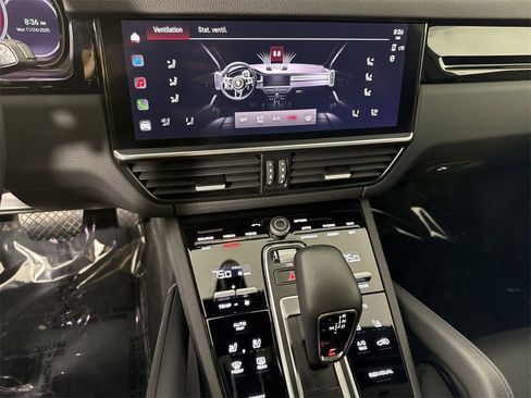 Certified 2023 Porsche Cayenne Platinum Edition image 31