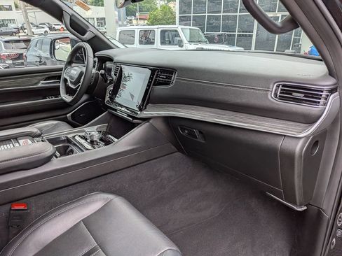 Used 2022 Jeep Wagoneer Series III AWD/4WD image 27