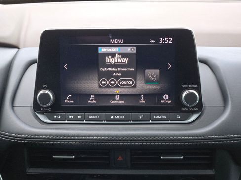 Used 2023 Nissan Rogue SV w/ SV Premium B Package image 16