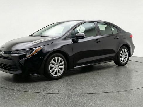 Used 2025 Toyota Corolla LE image 3