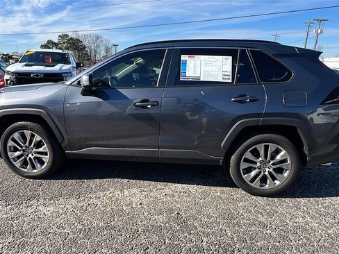 Used 2020 Toyota RAV4 XLE Premium image 8