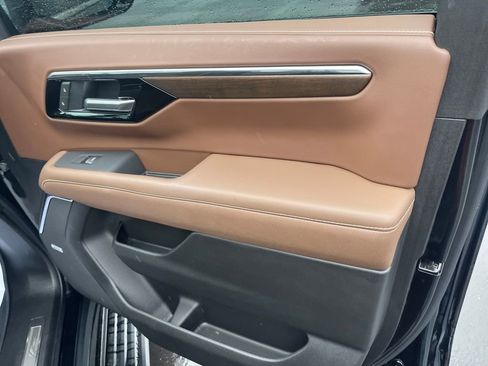 Used 2025 Chevrolet Tahoe High Country image 35