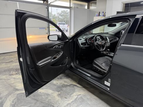 Used 2017 Chevrolet Malibu Premier w/ Driver Confidence Package FWD image 8