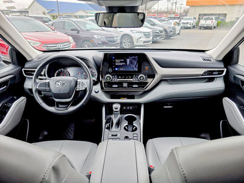 Used 2023 Toyota Highlander XLE image 29