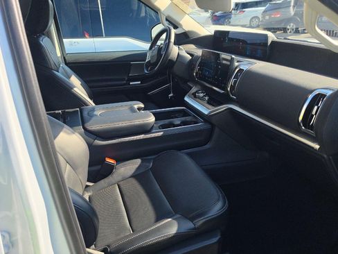 Used 2025 Ford Expedition Platinum AWD/4WD image 5