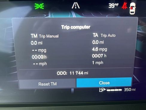 Certified 2025 Volvo XC40 B5 Core image 21