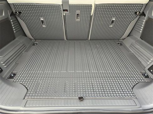 New 2026 Land Rover Defender 110 X-Dynamic SE image 22