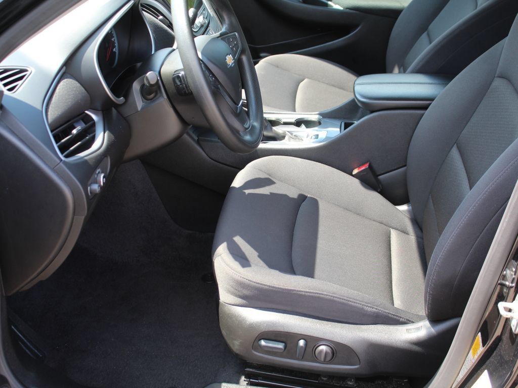 Used 2025 Chevrolet Malibu LT FWD image 9