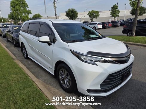 Used 2021 Toyota Sienna LE FWD image 2