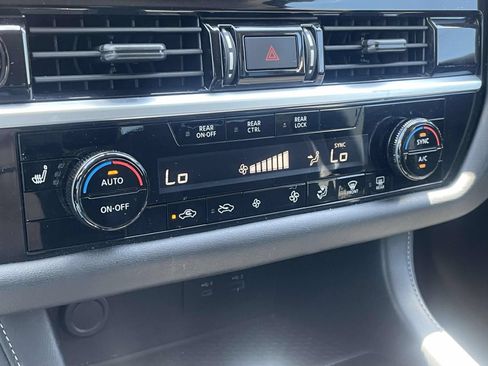 Used 2024 Nissan Pathfinder SV FWD image 17