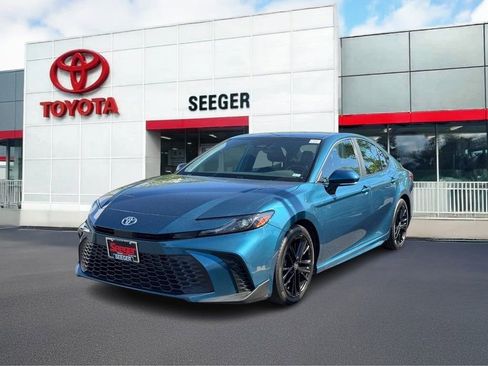 Used 2025 Toyota Camry SE FWD image 7