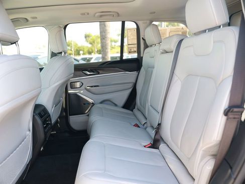 Used 2022 Jeep Grand Cherokee Overland AWD/4WD image 34