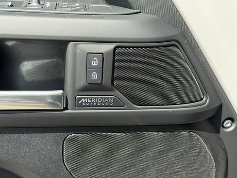 New 2026 Land Rover Defender 110 X-Dynamic SE image 15