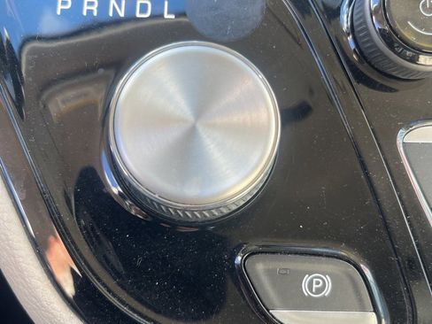 Used 2021 Chrysler Pacifica Touring-L image 18