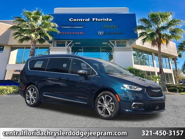 Used 2025 Chrysler Pacifica Pinnacle w/ Trailer Tow Group FWD image 1