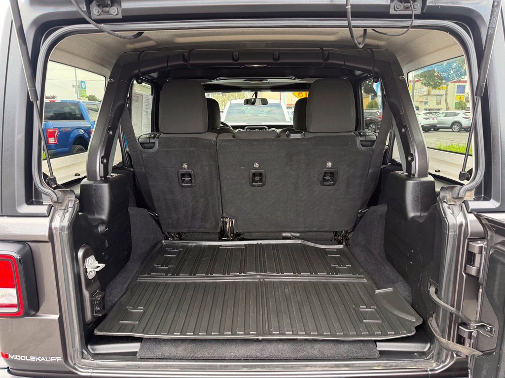 Used 2018 Jeep Wrangler Unlimited Sahara AWD/4WD image 39