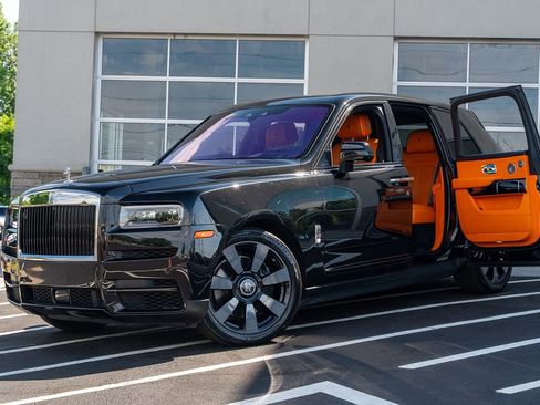 Used 2022 Rolls-Royce Cullinan w/ Technology Package AWD/4WD image 2