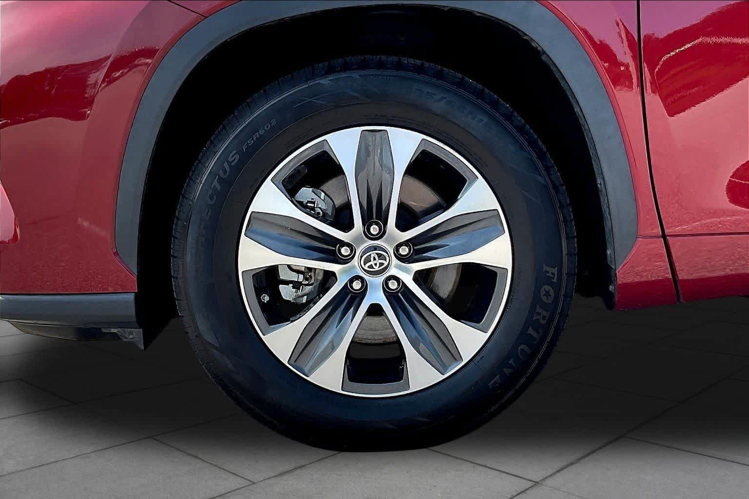 Used 2023 Toyota Highlander XLE FWD image 11