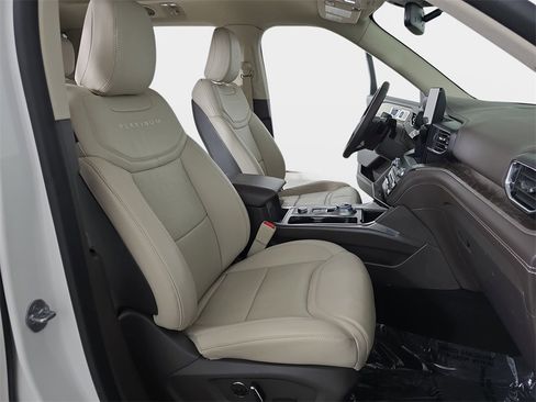 Used 2020 Ford Explorer Platinum w/ Premium Technology Package image 11