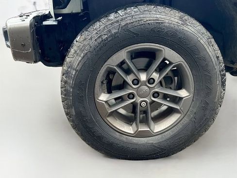 Used 2017 Jeep Wrangler Unlimited Sahara AWD/4WD image 14