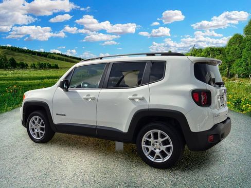 Certified 2022 Jeep Renegade Latitude w/ Convenience Group AWD/4WD image 4
