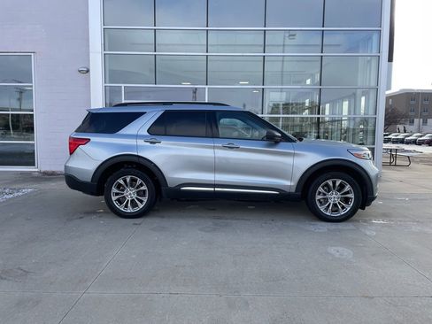 Used 2022 Ford Explorer XLT w/ Equipment Group 202A image 4