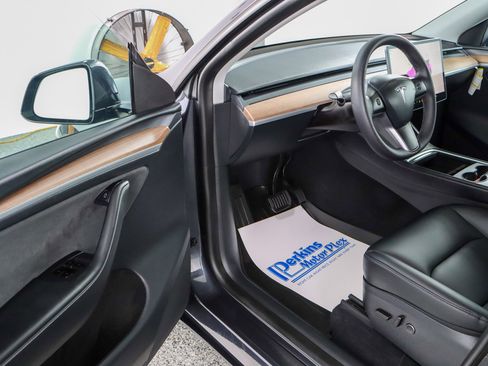 Used 2025 Tesla Model Y Long Range image 3