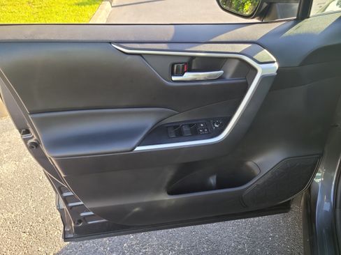 Used 2021 Toyota RAV4 XLE FWD image 18
