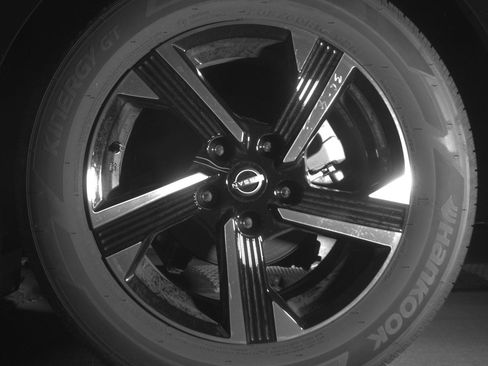 Used 2025 Nissan Sentra SV FWD image 14