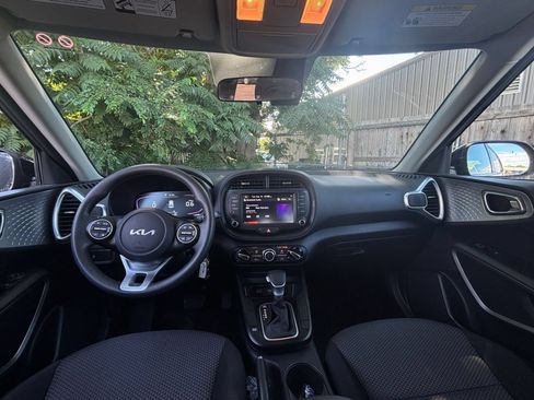 Used 2025 Kia Soul LX w/ LX Technology Package FWD image 30