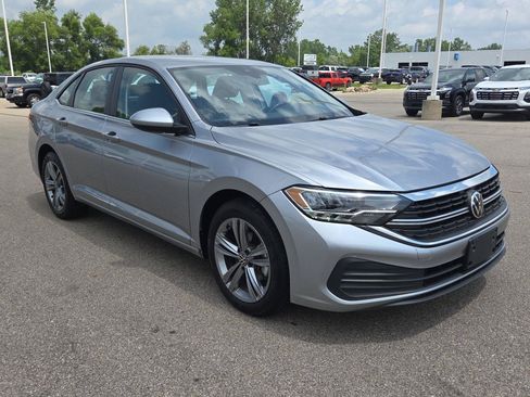 Used 2024 Volkswagen Jetta SE FWD image 9