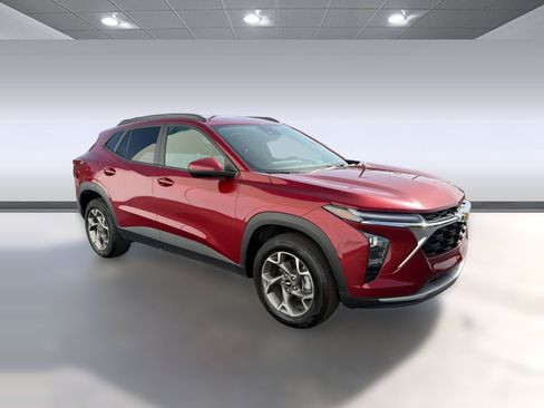 Used 2025 Chevrolet Trax LT w/ LT Convenience Package FWD image 6