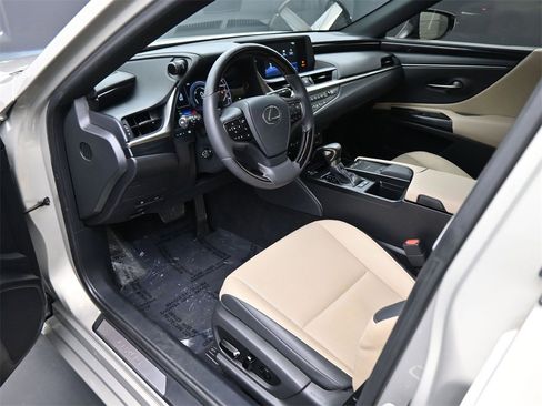 Used 2021 Lexus ES 300h w/ Premium Package image 2