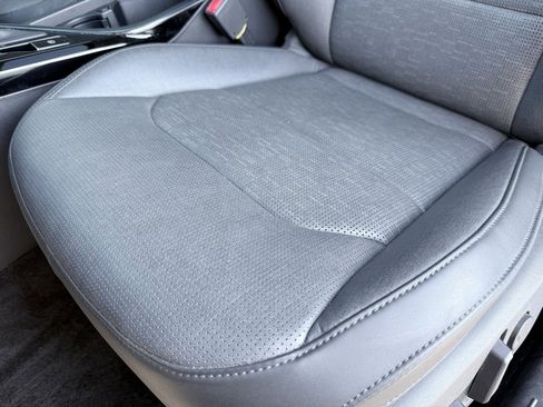 Used 2024 Kia Niro SX Touring image 25