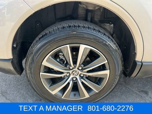 Used 2024 Toyota Venza LE AWD/4WD image 6