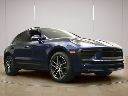 Certified 2025 Porsche Macan AWD/4WD image 31