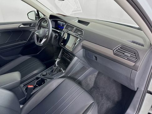 Used 2024 Volkswagen Tiguan SE image 36