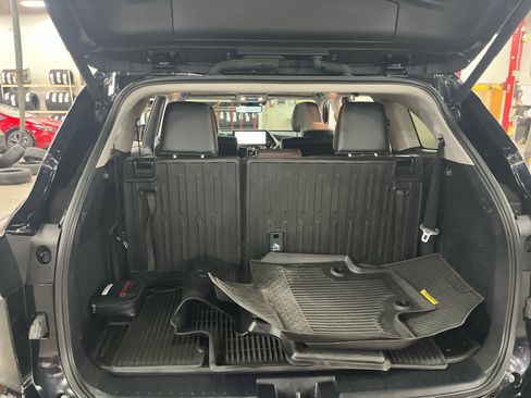 Used 2024 Toyota Highlander Platinum image 9