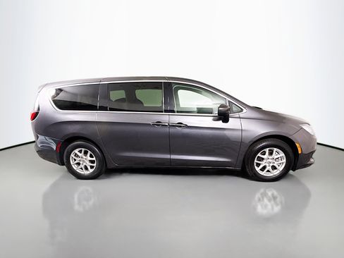 Used 2022 Chrysler Voyager LX FWD image 11
