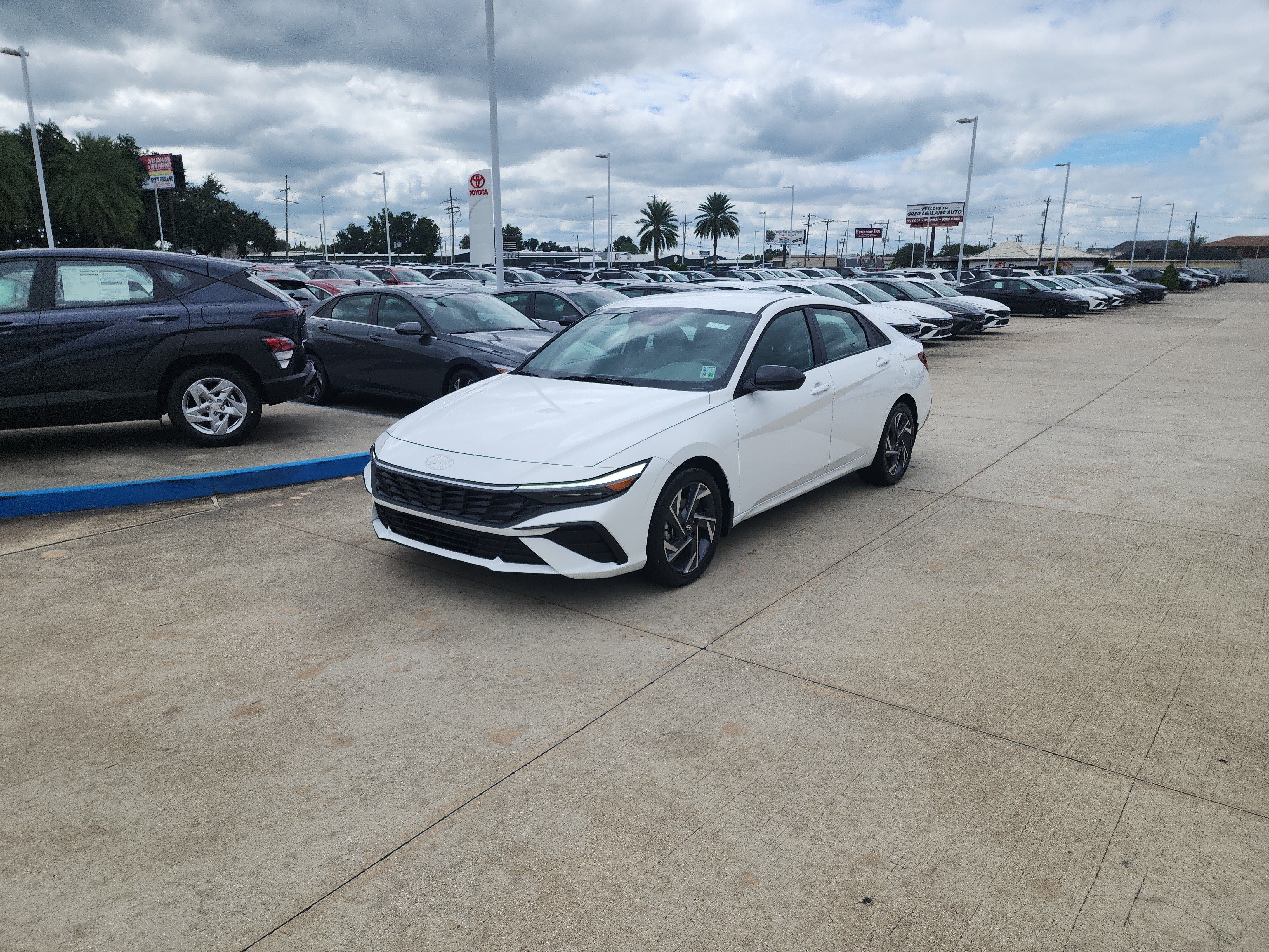 Used 2025 Hyundai Elantra Sport FWD image 3