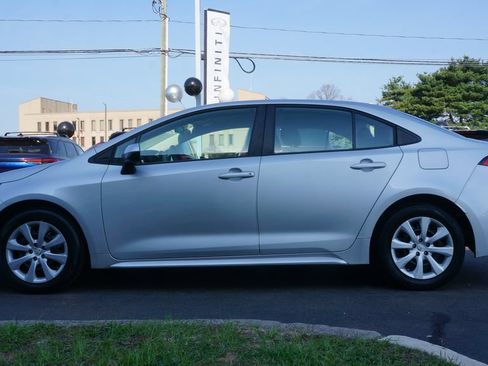 Used 2022 Toyota Corolla LE FWD image 4